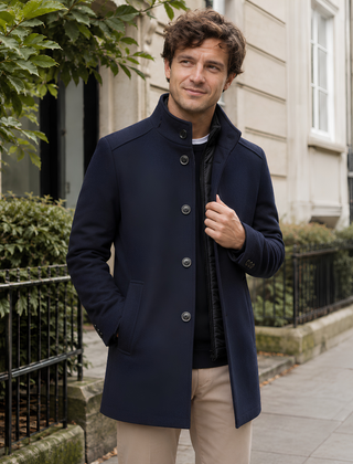 Cappotto uomo blu navy con collo alla coreana, bottoni e tasche a filetto