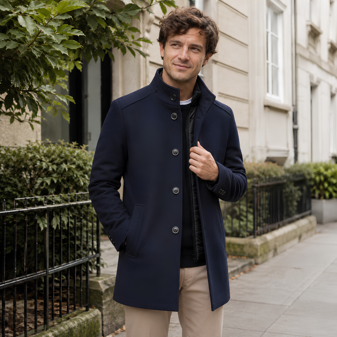 Cappotto uomo blu navy con collo alla coreana, bottoni e tasche a filetto
