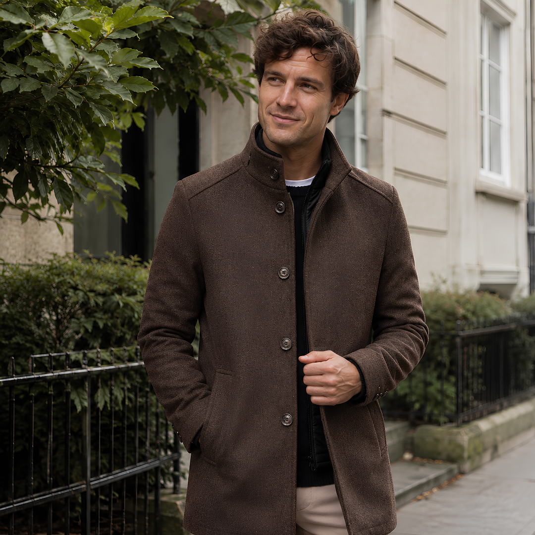 Cappotto uomo cammello con collo alto, bottoni frontali e tasche laterali