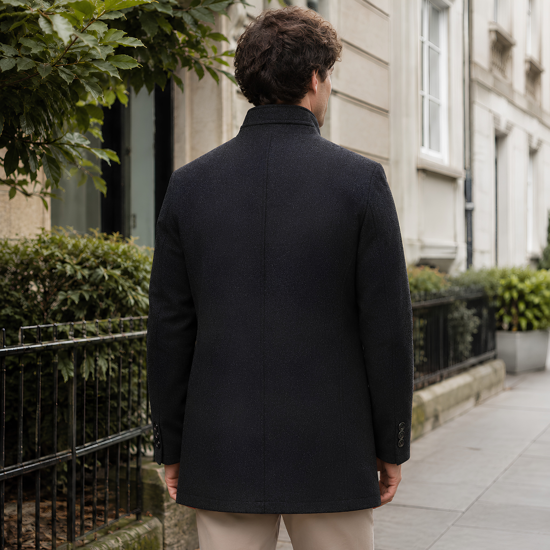 Retro del cappotto uomo grigio scuro con spalle pulite e bottoni sul polsino