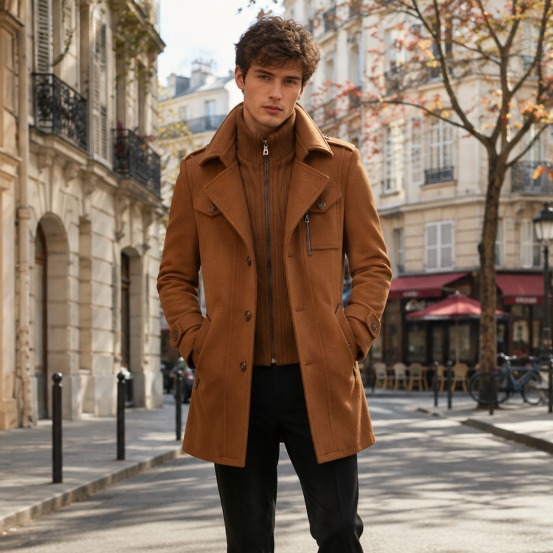 Cappotto uomo cammello con collo alto e tasche con patta sul davanti