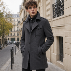 Cappotto uomo grigio scuro con collo alto e tasca con zip sul petto
