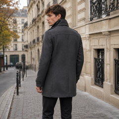 Retro del cappotto uomo grigio scuro con collo rialzato e spacco centrale