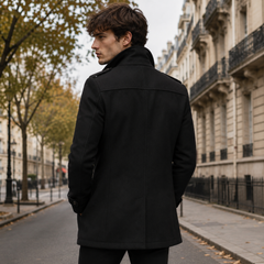Retro del cappotto uomo nero con collo rialzato e cuciture verticali