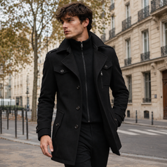 Cappotto uomo nero aperto con tasca con zip sul petto e polsino abbottonato