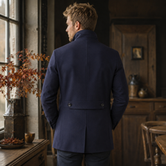 Retro del cappotto uomo blu navy con martingala a bottoni e spacco centrale
