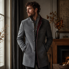 Cappotto uomo grigio con collo montante e bordo interno bordeaux a contrasto