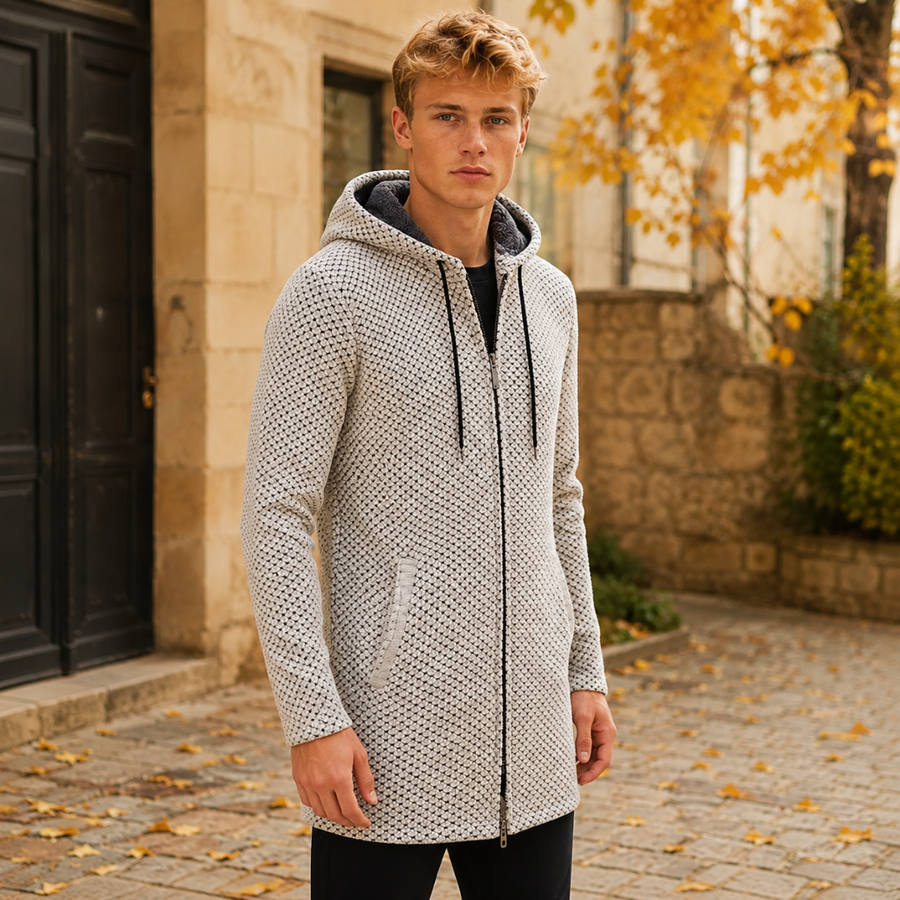 Cappotto beige uomo di tre quarti con tasca laterale e cordoncini del cappuccio