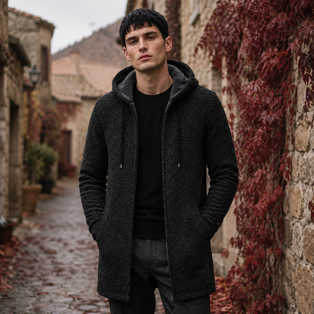 Cappotto uomo nero con cappuccio, trama intrecciata e zip frontale aperta