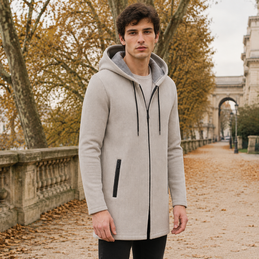 Cappotto uomo beige con cappuccio e cordoncini neri, zip chiusa a metà