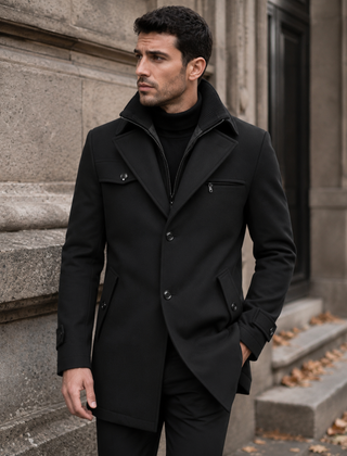 Cappotto uomo nero con doppio collo, zip interna e polsini con linguetta