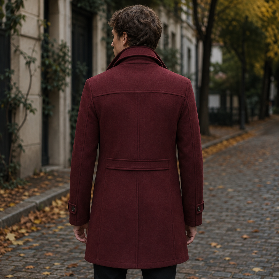 Retro del cappotto uomo rosso con fascia in vita e polsini abbottonati