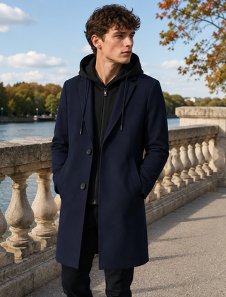 Cappotto uomo blu navy con bottoni scuri e tasche laterali con patta