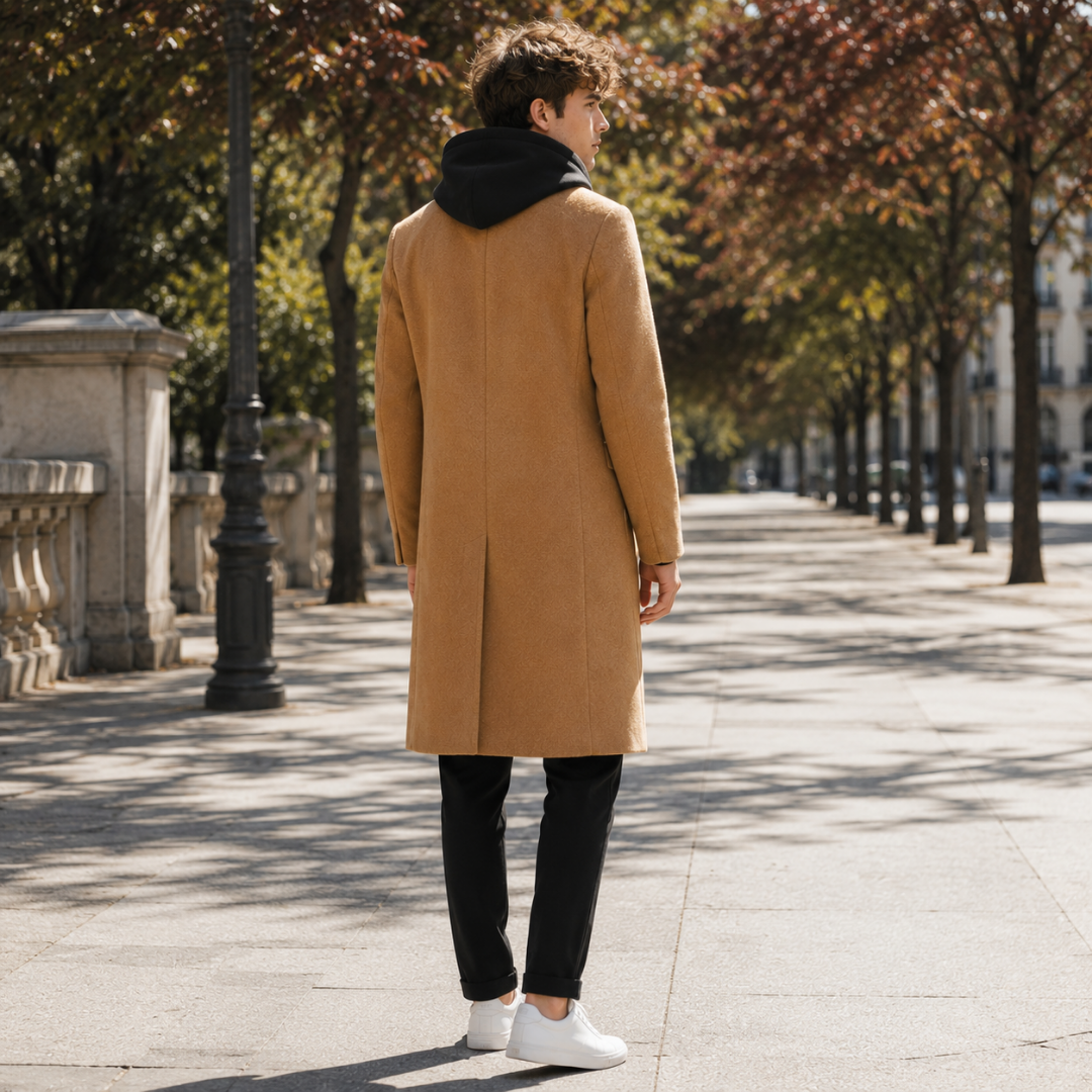 Retro del cappotto uomo cammello con spacco centrale e linea diritta