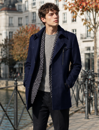 Cappotto uomo blu navy con collo a punta, spalline e zip sul petto