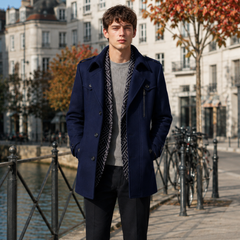 Cappotto blu navy uomo visto di fronte con fila di bottoni e tasche