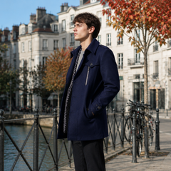 Cappotto uomo blu navy di profilo con polsino abbottonato e zip verticale