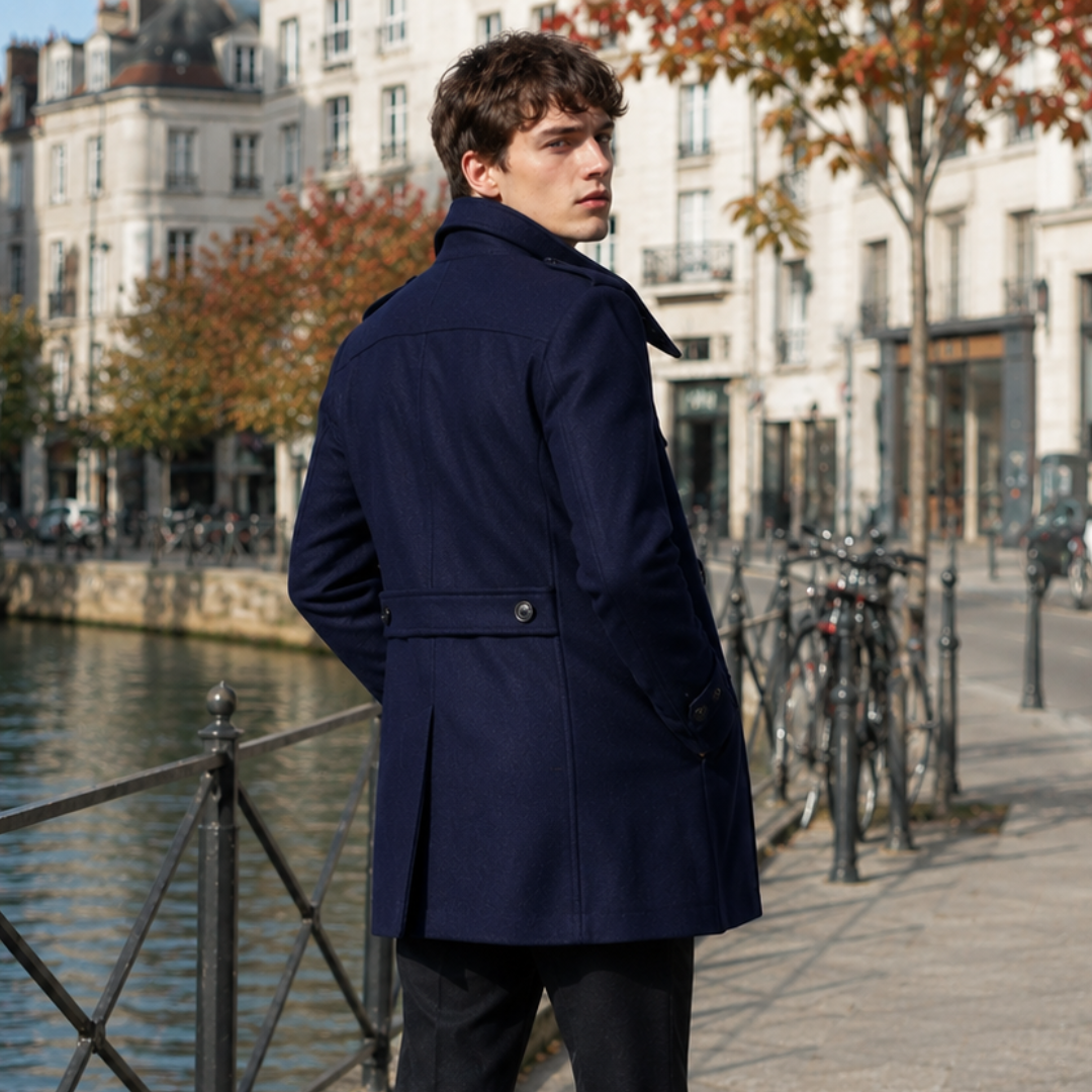 Retro del cappotto uomo blu navy con martingala a bottoni e spacco centrale