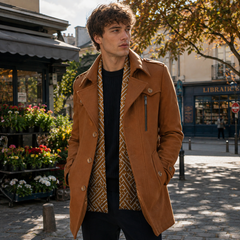 Cappotto uomo cammello con spalline, bottoni frontali e tasche con patta