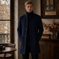 Cappotto uomo blu navy con collo alla coreana rialzato e bottoni sul davanti