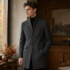 Cappotto uomo grigio scuro con bottoni sul davanti e taschino a filetto sul petto