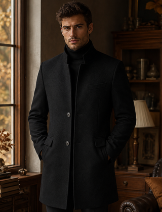 Cappotto uomo nero monopetto con collo rialzato e due tasche con patta