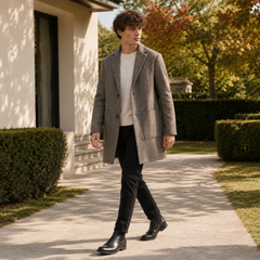 Cappotto uomo monopetto kaki con revers dentellati e tasche applicate, indossato aperto
