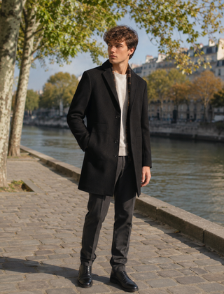 Cappotto uomo nero monopetto con bottoni a vista e revers dentellati, look urbano