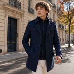 Cappotto uomo blu navy in movimento con collo classico e spalline