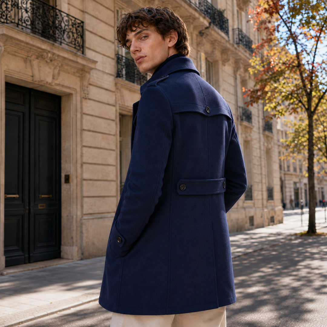 Retro del cappotto uomo blu navy con martingala abbottonata e cuciture sulla schiena