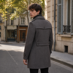 Retro del cappotto uomo grigio scuro con martingala e bottoni sulla schiena