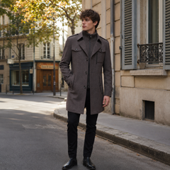 Cappotto uomo grigio scuro intero abbinato a pantaloni neri e stivaletti