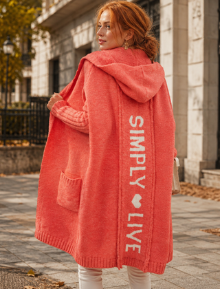 Cardigan arancione con cappuccio, scritta bianca sul retro e tasca applicata visibile