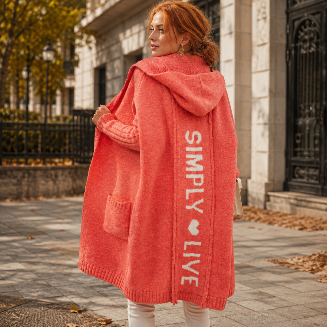 Cardigan arancione con cappuccio, scritta bianca sul retro e tasca applicata visibile