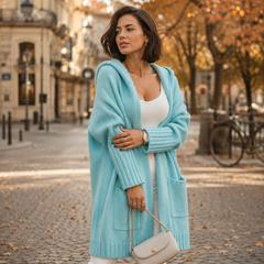 Cardigan lungo azzurro con cappuccio e tasche applicate, indossato aperto sul davanti