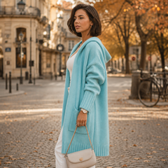 Vista laterale del cardigan azzurro con cappuccio, polsini a coste e tasca applicata