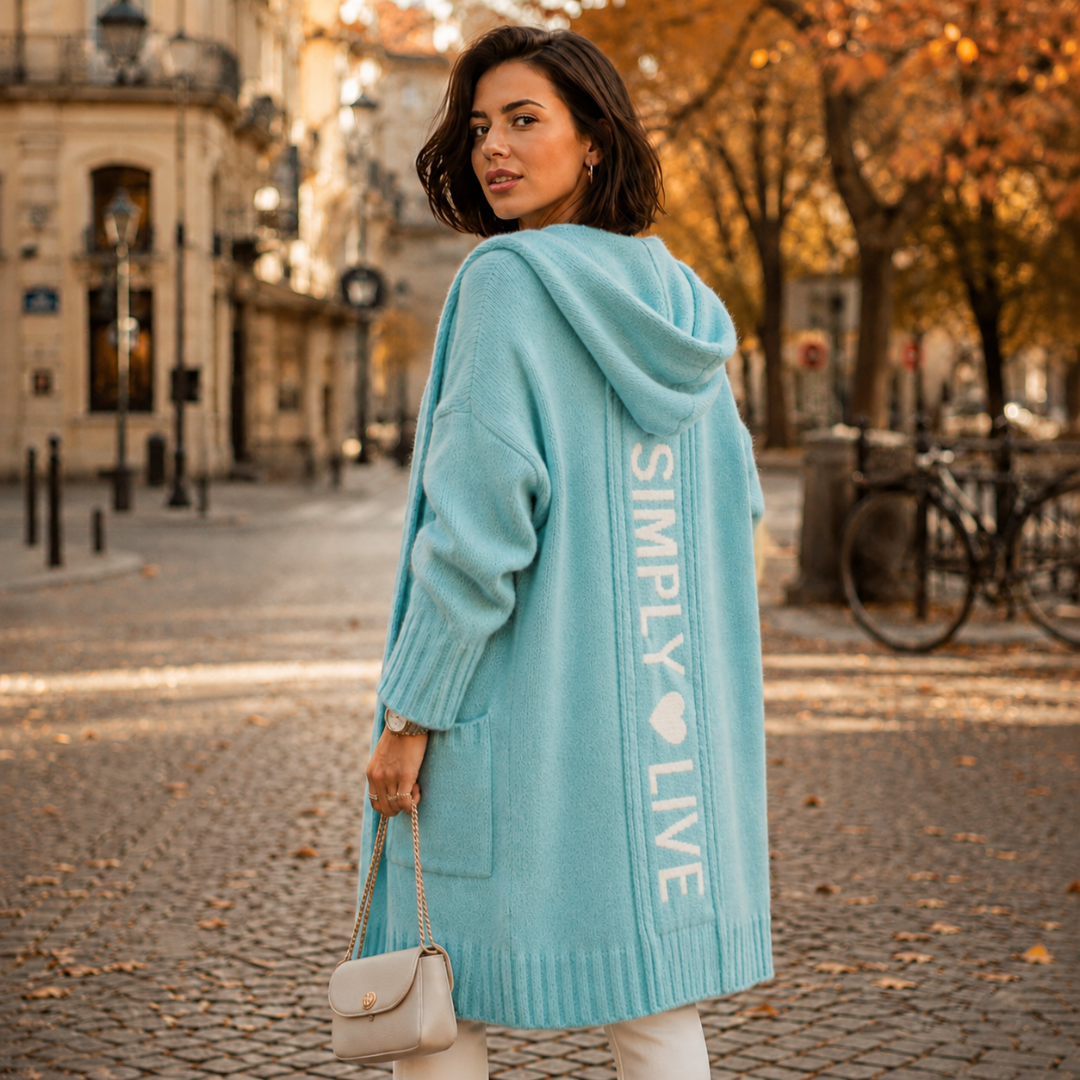 Retro del cardigan azzurro con cappuccio e scritta bianca in verticale sulla schiena