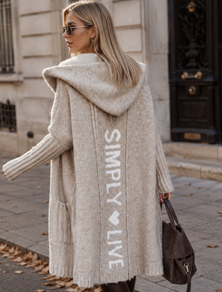 Cardigan beige lungo con cappuccio morbido e scritta bianca verticale sul retro
