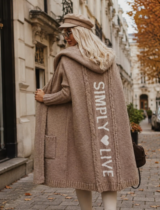 Cardigan cammello con cappuccio, bordo a coste e scritta bianca sulla schiena