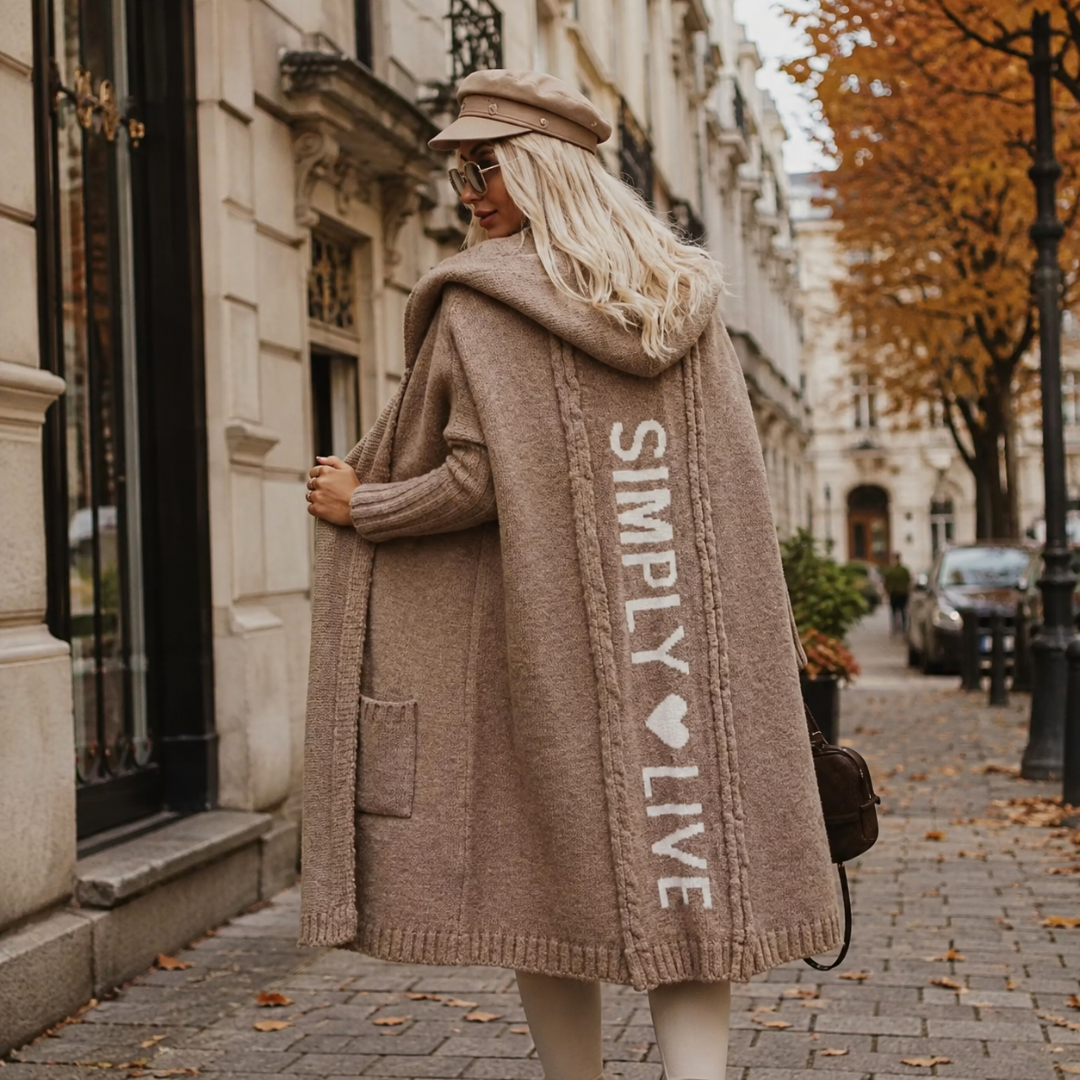 Cardigan cammello con cappuccio, bordo a coste e scritta bianca sulla schiena