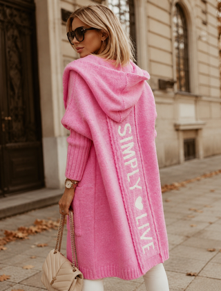 Retro del cardigan rosa con cappuccio e scritta bianca verticale lungo la schiena