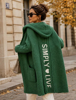 Cardigan verde scuro con cappuccio ampio, tasca applicata e scritta bianca sul retro