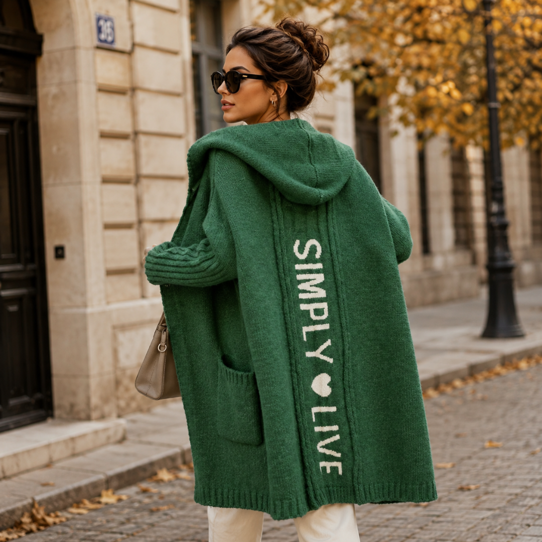 Cardigan verde scuro con cappuccio ampio, tasca applicata e scritta bianca sul retro