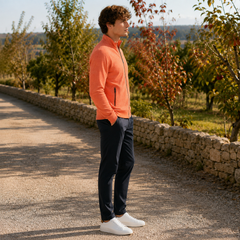 Vista laterale del cardigan arancione uomo con tasca con zip e polsino a coste