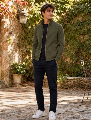Cardigan uomo verde con collo alto, zip aperta e tasca laterale
