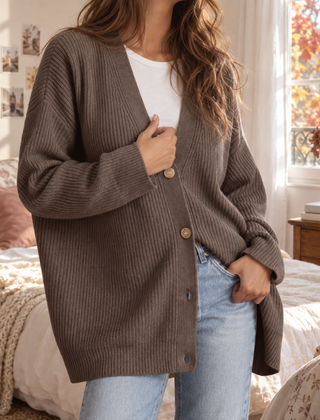 Cardigan donna taupe a coste con scollo a V abbinato a pantaloni chiari