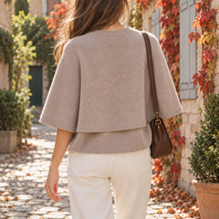 Retro del cardigan beige a mantella con fondo a coste e spalle scivolate