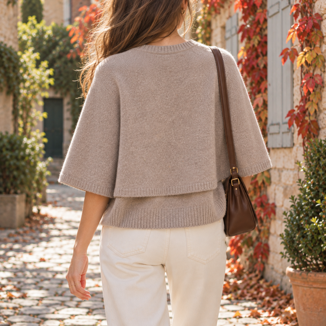 Retro del cardigan beige a mantella con fondo a coste e spalle scivolate
