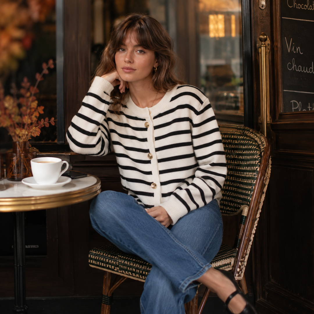 Dettaglio del cardigan a righe nere con girocollo e fila di bottoni dorati