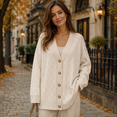 Cardigan beige a rombi con bottoni dorati e scollo a V profilato a coste